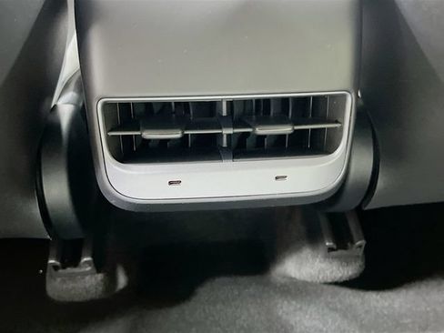 Used 2024 Tesla Model Y Long Range AWD/4WD image 26