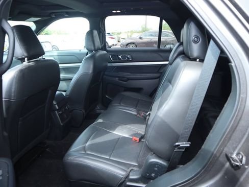 Used 2019 Ford Explorer XLT w/ Equipment Group 202A FWD image 10