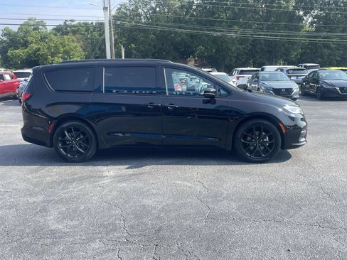 Used 2025 Chrysler Pacifica Limited FWD image 2