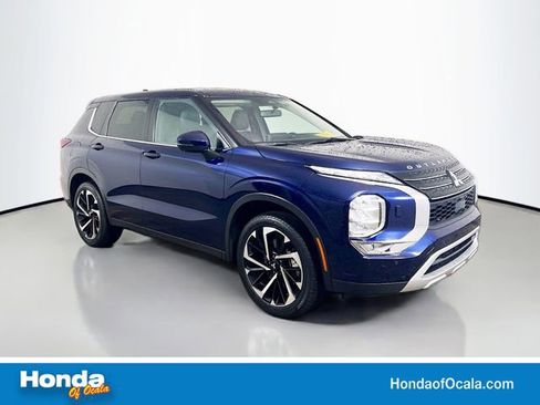 Used 2023 Mitsubishi Outlander SE image 1