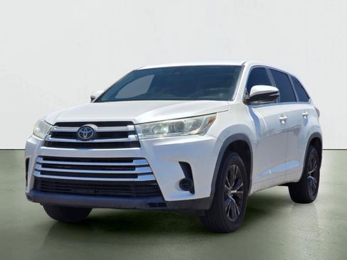 Used 2018 Toyota Highlander LE FWD image 2