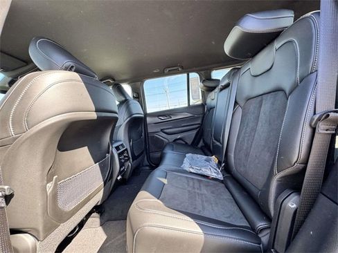 New 2025 Jeep Grand Cherokee Altitude image 17