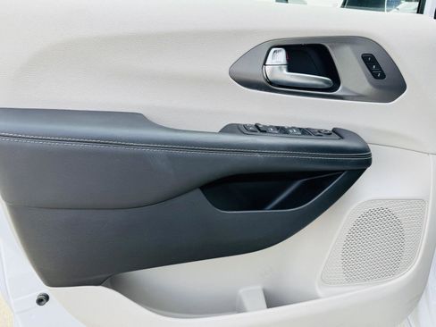 Used 2023 Chrysler Pacifica Touring-L image 14