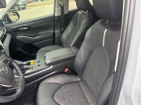 Used 2025 Toyota Highlander XLE image 16