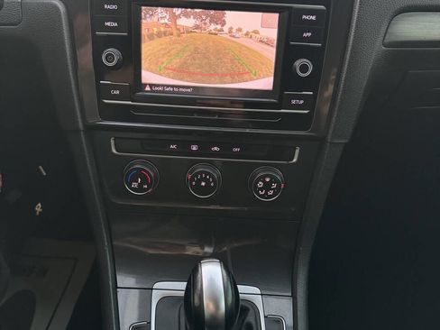 Used 2018 Volkswagen Golf S image 17