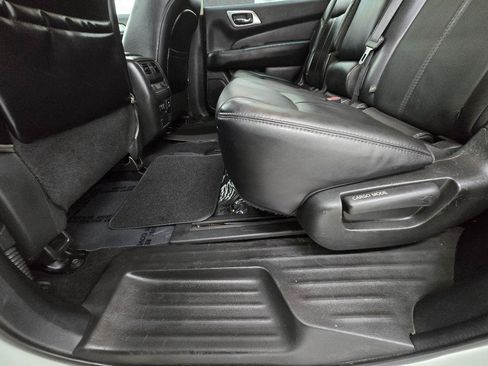 Used 2020 Nissan Pathfinder SL FWD image 9