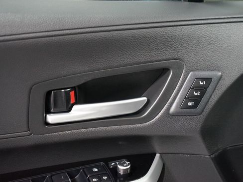 Used 2025 Toyota Sienna Limited image 33