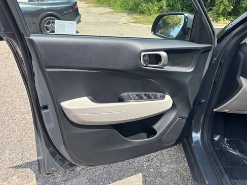 Used 2025 Hyundai Venue SEL FWD image 18