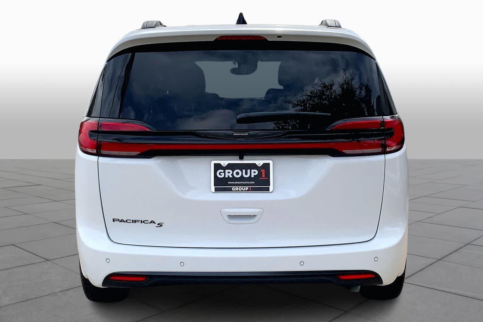New 2026 Chrysler Pacifica Select w/ S Appearance Package FWD image 4