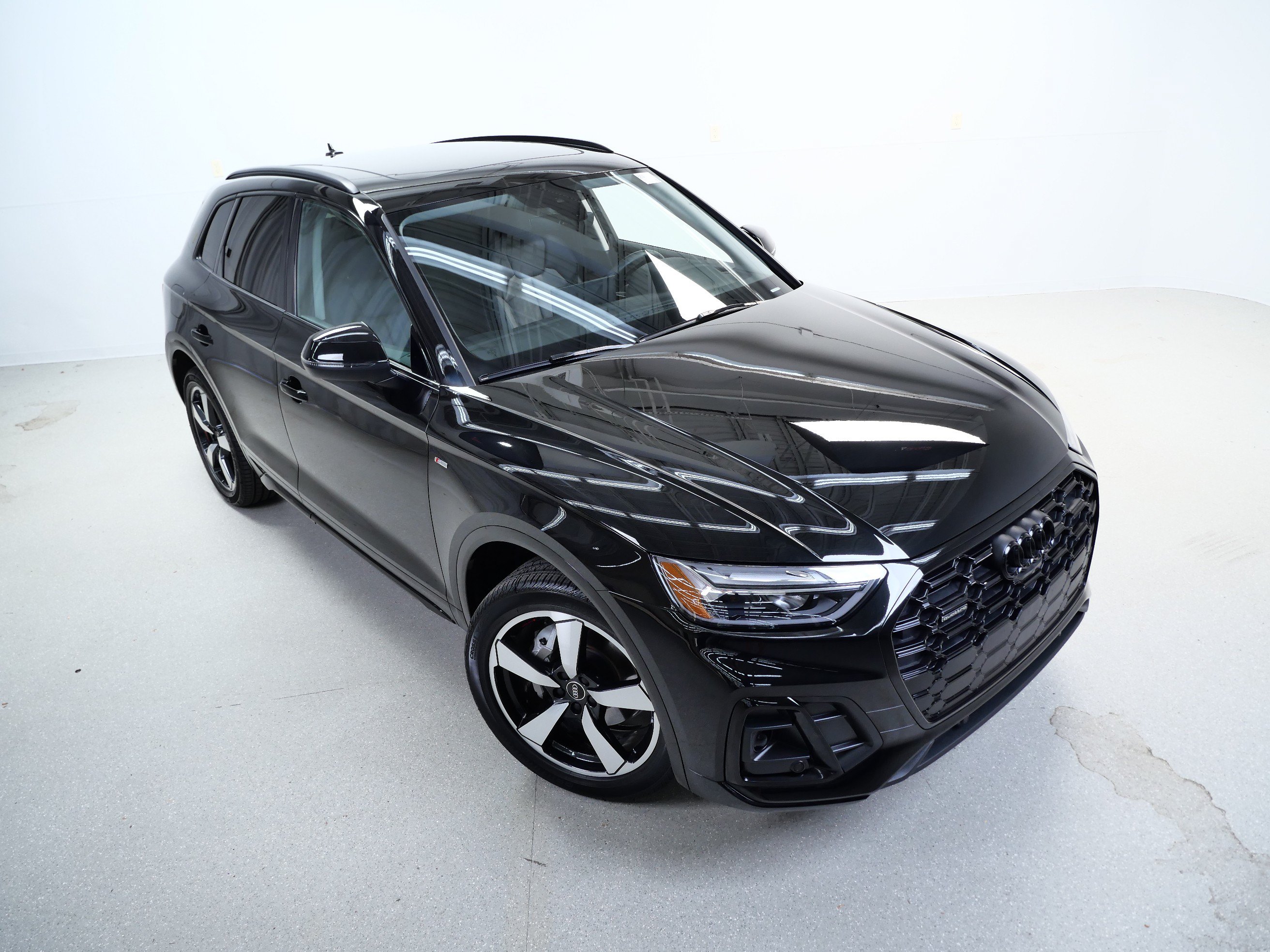 Used 2023 Audi Q5 2.0T Premium Plus w/ Premium Plus Package AWD/4WD image 3