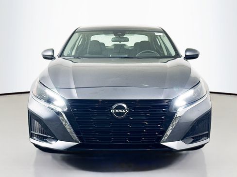 Used 2023 Nissan Altima 2.5 SV FWD image 2