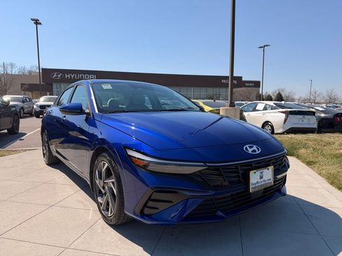 Used 2025 Hyundai Elantra Limited FWD image 7