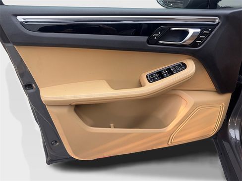 Used 2018 Porsche Macan image 30