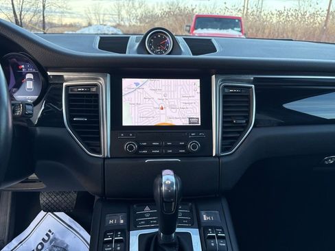 Used 2018 Porsche Macan image 17