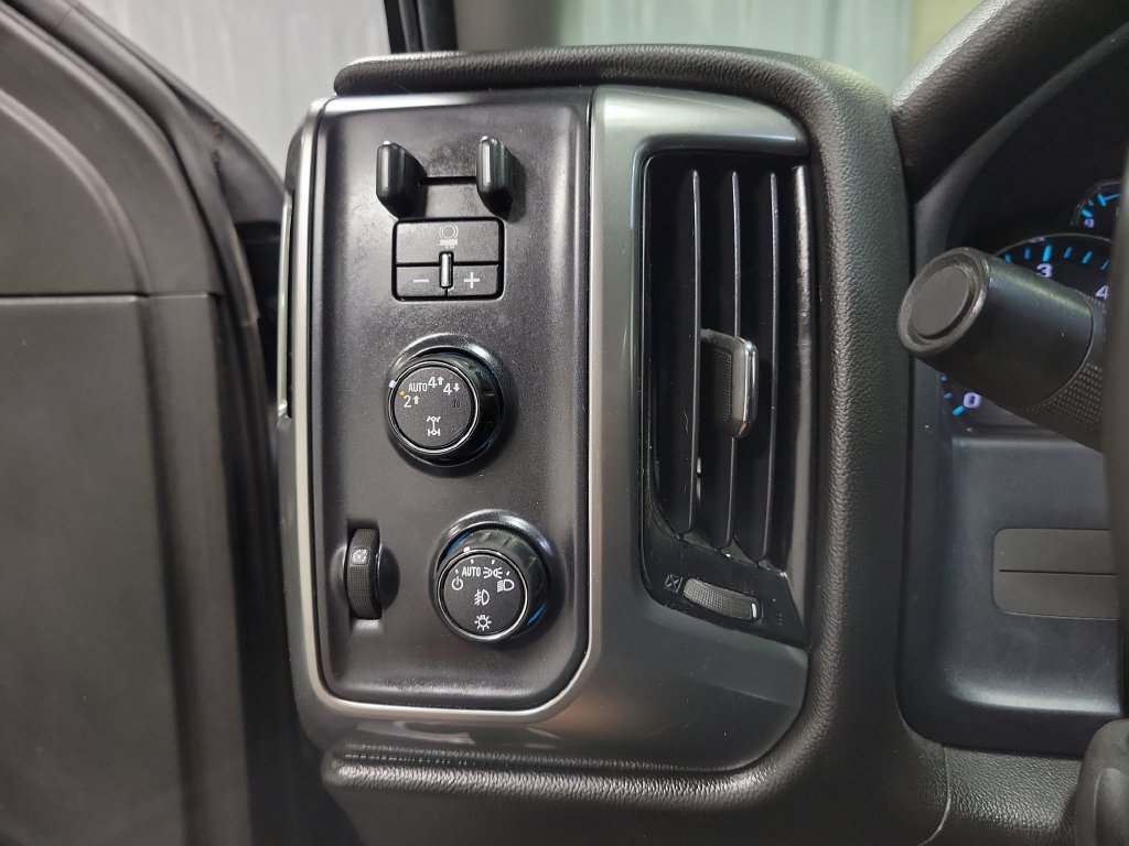 Used 2018 Chevrolet Silverado 1500 LT w/ Midnight Edition AWD/4WD image 26