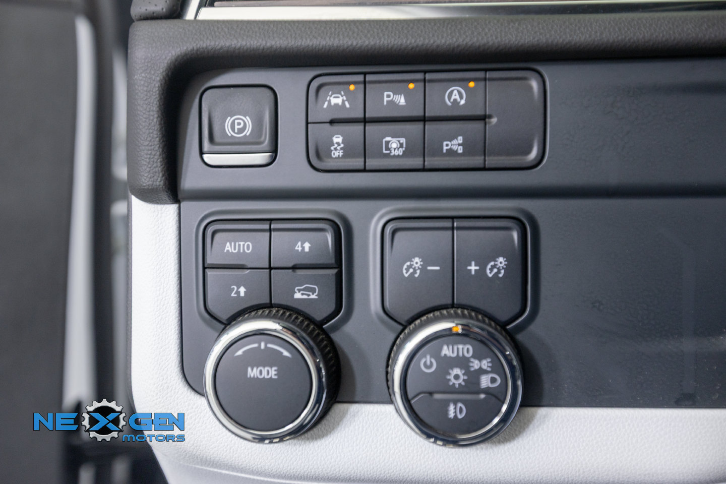 Used 2025 Chevrolet Suburban Premier AWD/4WD image 16