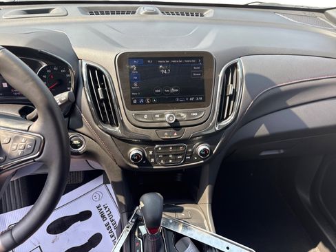 Used 2022 Chevrolet Equinox RS w/ Infotainment Package image 16