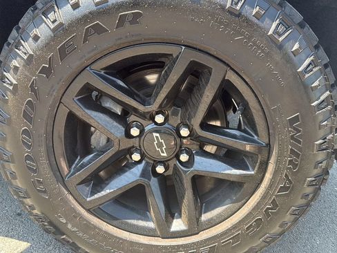 Used 2021 Chevrolet Silverado 1500 Custom Trail Boss AWD/4WD image 14