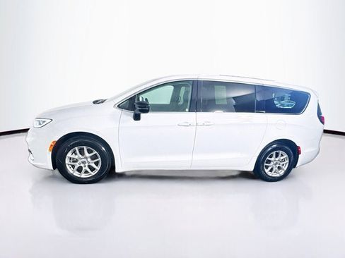 Used 2024 Chrysler Pacifica Touring-L FWD image 8