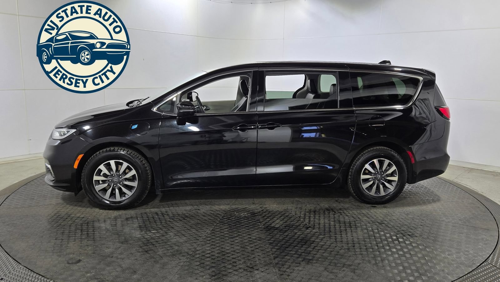Used 2024 Chrysler Pacifica Limited FWD image 4