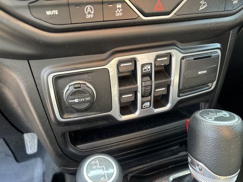 Used 2018 Jeep Wrangler Unlimited Sport S AWD/4WD image 17