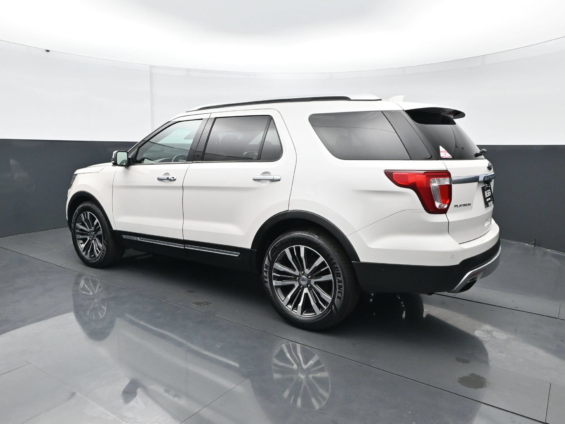 Used 2017 Ford Explorer Platinum AWD/4WD image 4