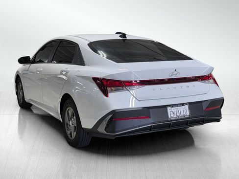 Certified 2025 Hyundai Elantra SE image 5