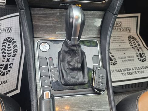 Used 2018 Volkswagen Passat 2.0T SEL Premium image 19