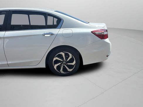 Used 2016 Honda Accord EX image 30