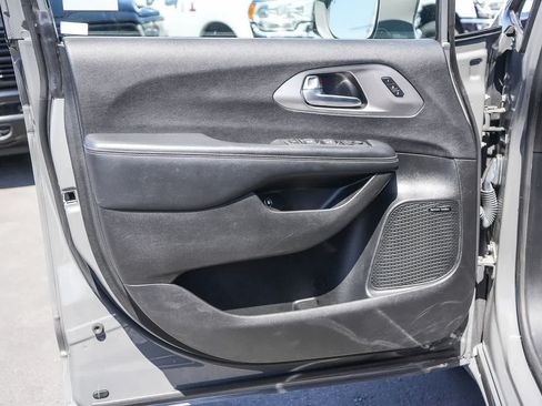 Used 2022 Chrysler Pacifica Limited w/ S Appearance Package FWD image 36