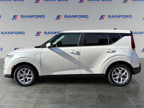 Used 2021 Kia Soul S image 2