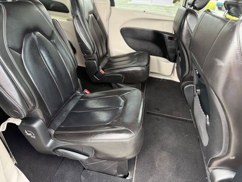 Used 2023 Chrysler Pacifica Touring-L AWD/4WD image 15