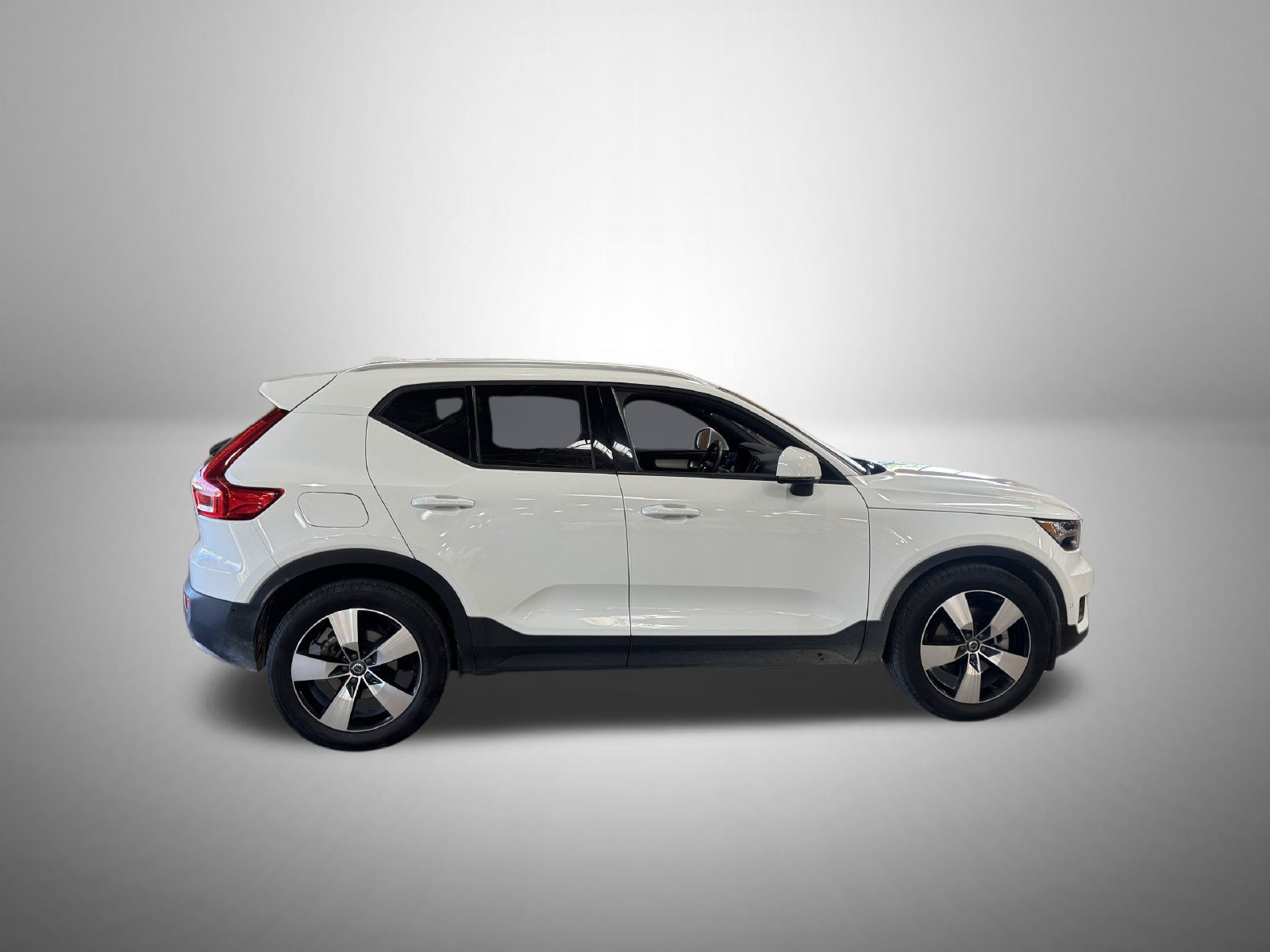 Used 2019 Volvo XC40 T5 Momentum AWD/4WD image 1