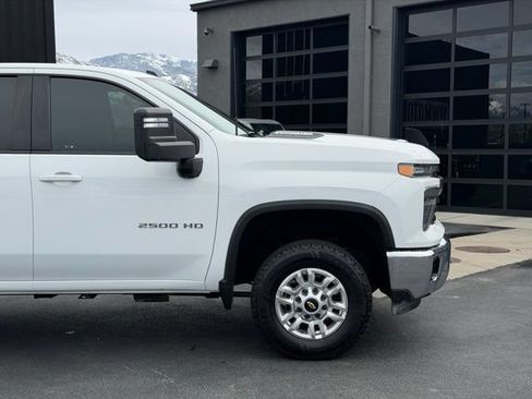 Used 2024 Chevrolet Silverado 2500 LT w/ Convenience Package AWD/4WD image 3