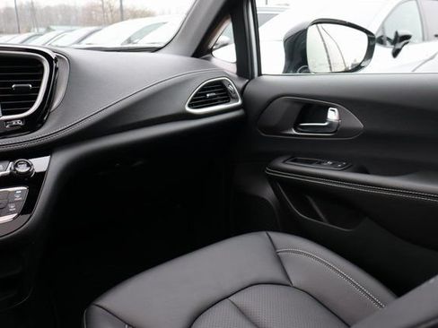New 2026 Chrysler Pacifica Select FWD image 41
