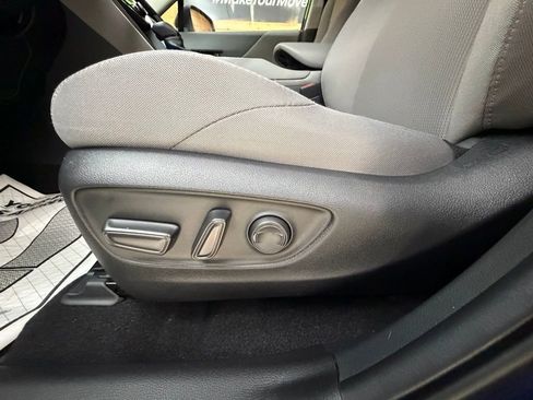 Used 2023 Toyota Venza LE AWD/4WD image 24