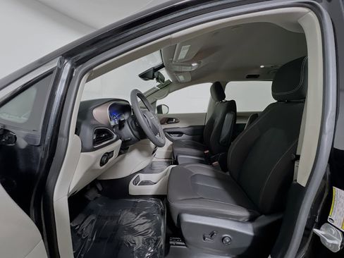 Used 2023 Chrysler Voyager LX image 15