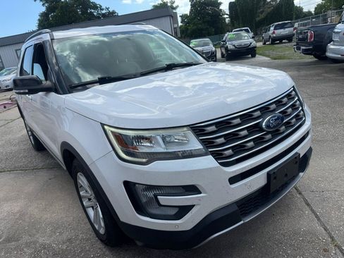 Used 2017 Ford Explorer XLT w/ Equipment Group 202A FWD image 4
