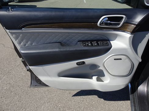 Used 2019 Jeep Grand Cherokee Summit AWD/4WD image 13