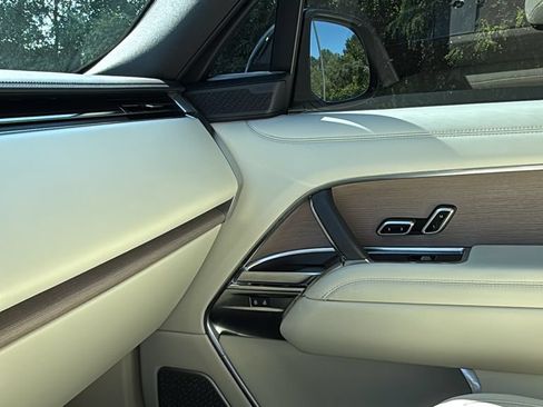 Certified 2025 Land Rover Range Rover Autobiography AWD/4WD image 17