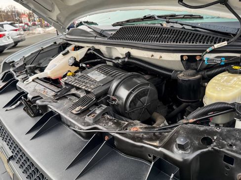 Used 2017 Chevrolet Express 2500 image 31
