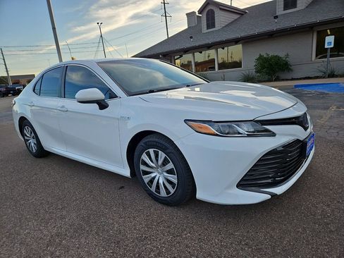 Used 2018 Toyota Camry LE image 1