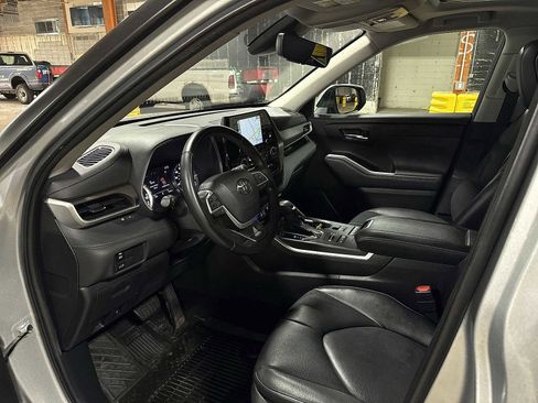 Used 2022 Toyota Highlander XLE AWD/4WD image 31