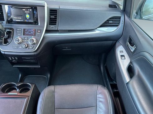 Used 2017 Toyota Sienna SE FWD image 31