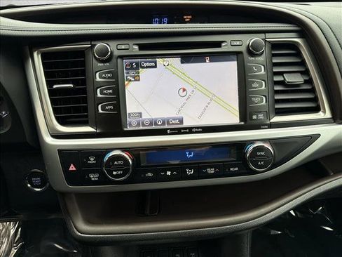 Used 2019 Toyota Highlander XLE image 19