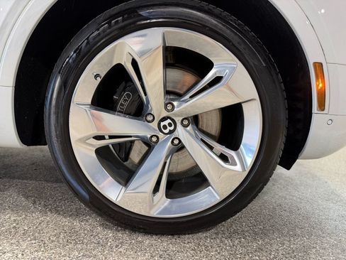 Used 2018 Bentley Bentayga Mulliner AWD/4WD image 29