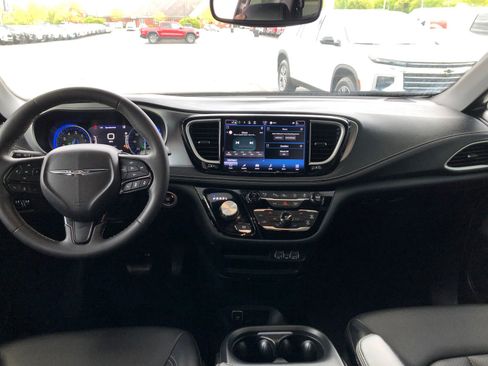 Used 2023 Chrysler Pacifica Touring-L w/ S Appearance Package FWD image 14
