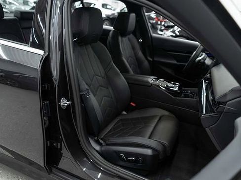 Used 2025 BMW 530i xDrive image 9