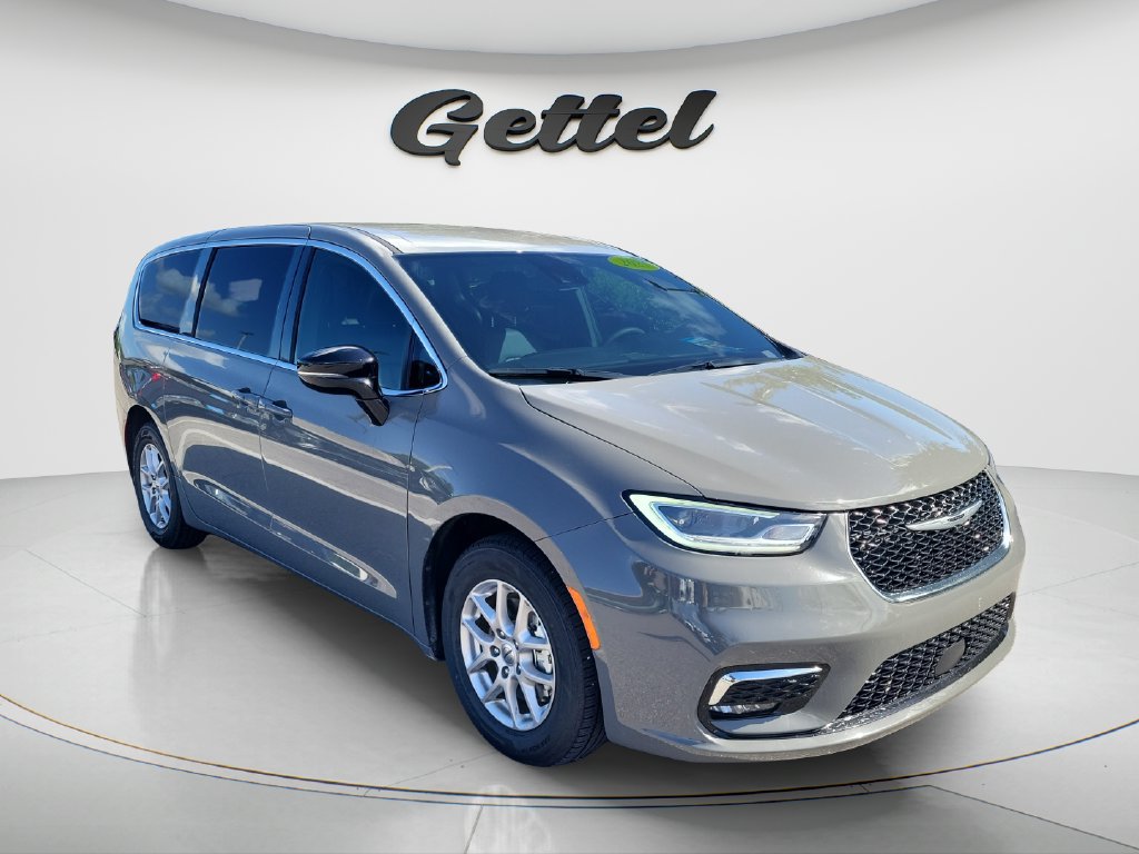 Used 2025 Chrysler Pacifica Select FWD image 2
