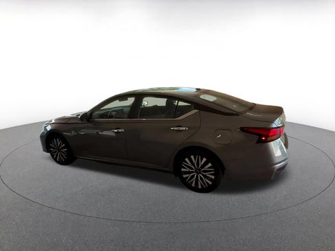Used 2025 Nissan Altima 2.5 SV FWD image 10